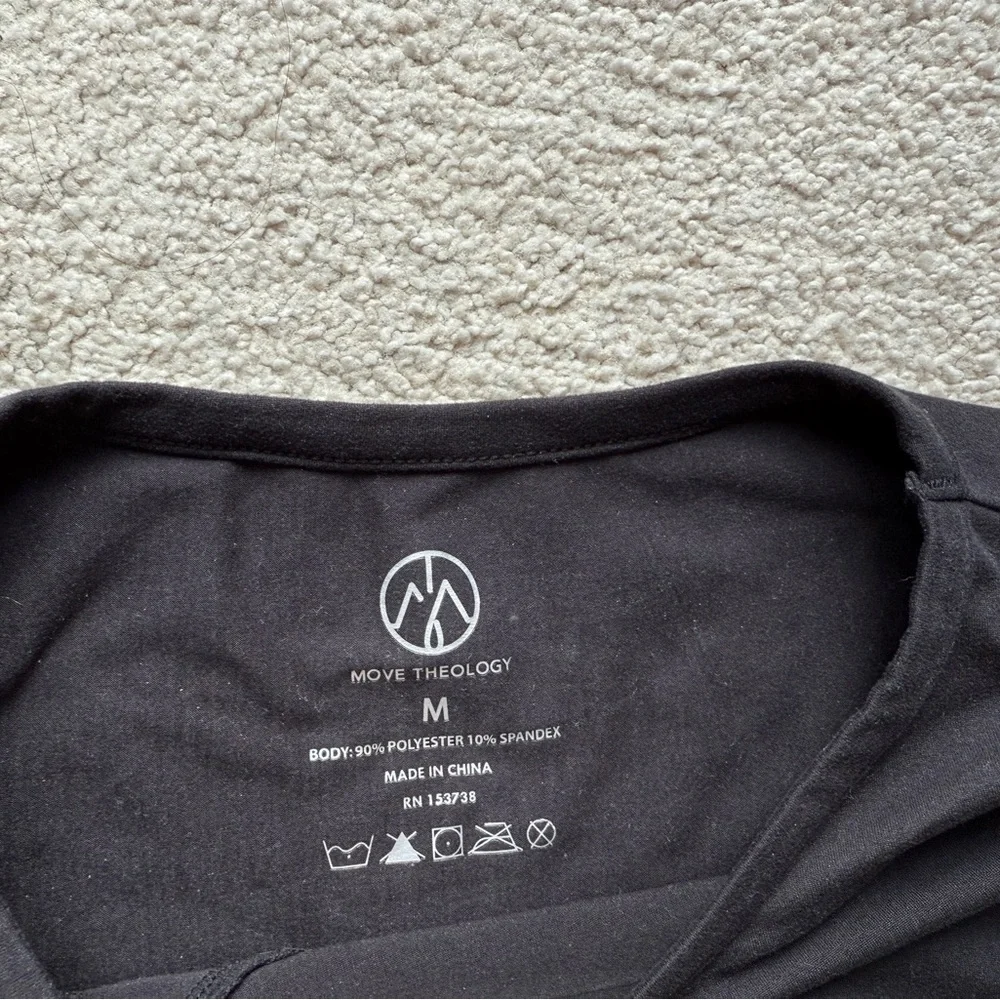 Move Theology Black Long Sleeve Cropped Top Workout Women’s Medium Tee Shirt Cut - Picture 4 of 6